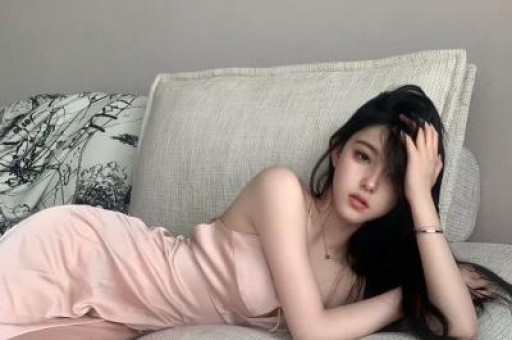 曹云金与神秘女子车内亲昵被拍还在路边草丛小便边解手边吐痰