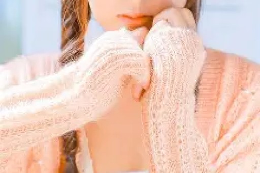 内娱女演员深夜溜进KTV陪酒姿态放低到尘埃